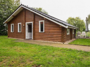 Holiday bungalow with sauna located on a pond in Hoge Hexel